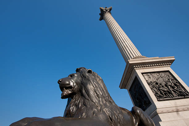 londra, in trafalgar square - lion statue london england trafalgar square foto e immagini stock