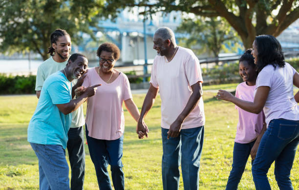 afroamerikanische mehrgenerationenfamilie im freien - grandmother senior adult child multi generation family stock-fotos und bilder