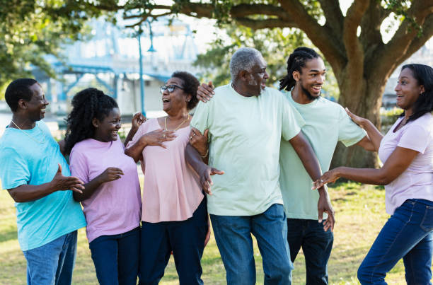 afroamerikanische familie mit mehreren generationen spaziert im freien - grandmother senior adult child multi generation family stock-fotos und bilder