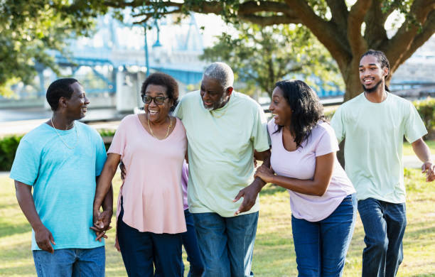 afroamerikanische familie mit mehreren generationen spaziert im freien - grandmother senior adult child multi generation family stock-fotos und bilder