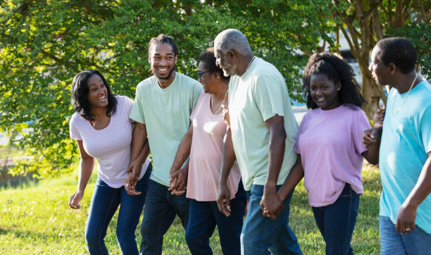 afroamerikanische familie mit mehreren generationen spaziert im freien - grandmother senior adult child multi generation family stock-fotos und bilder