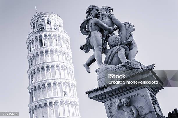 Pisa Cherubs Statua E Torre Pendente - Fotografie stock e altre immagini di Angelo - Angelo, Appoggiarsi, Architettura