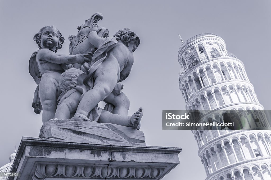 Pisa, Cherubs estatua y torre - Foto de stock de Apoyarse libre de derechos