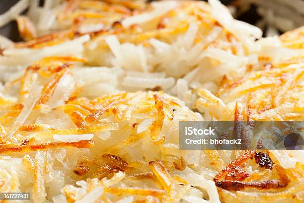 Casero Fresco Hash Browns Foto de stock y más banco de imágenes de Marrón - Marrón, Alimento, Amarillo - Color