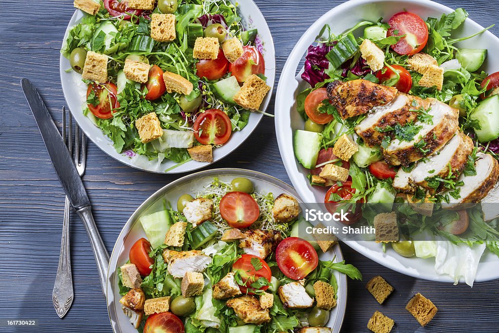 Saudável saladas preparadas de frango quente e fresca - Royalty-free Alface Foto de stock