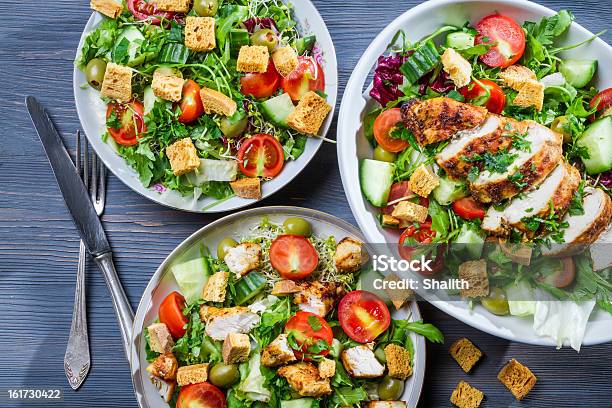 Saudável Saladas Preparadas De Frango Quente E Fresca - Fotografias de stock e mais imagens de Alface