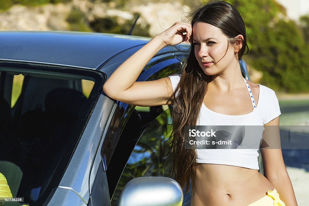 Jovem mulher em pé perto de carro - Foto de stock de Adulto royalty-free