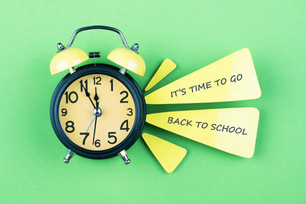 es ist zeit, wieder zur schule gehen - back to school equipment capital letter clock stock-fotos und bilder