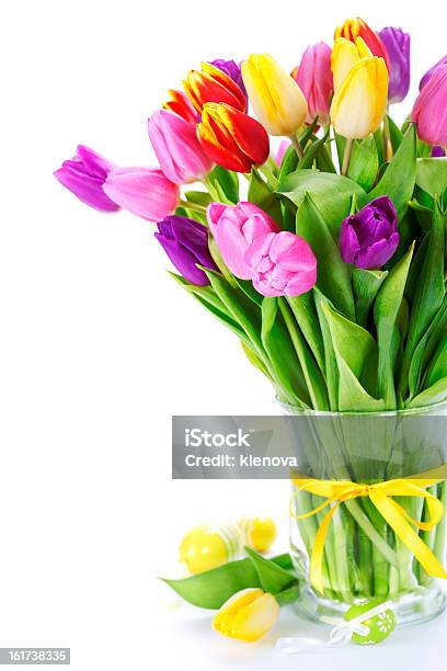 Foto de Tulipswith Primavera De Ovos De Páscoa Isolado No Fundo Branco e mais fotos de stock de Acessório