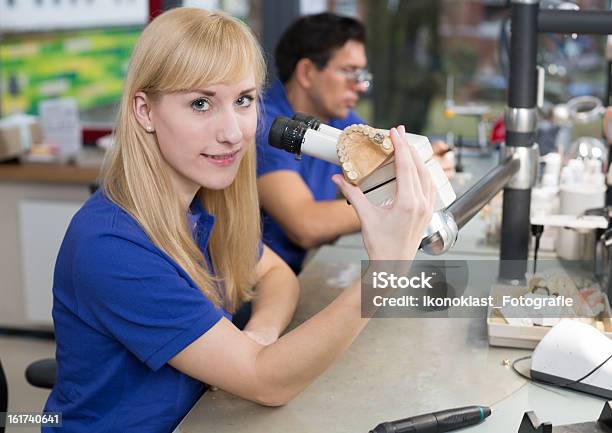 Tecnico Di Lavoro Sulla Protesi Dentarie Sotto Un Microscopio - Fotografie stock e altre immagini di Adulto