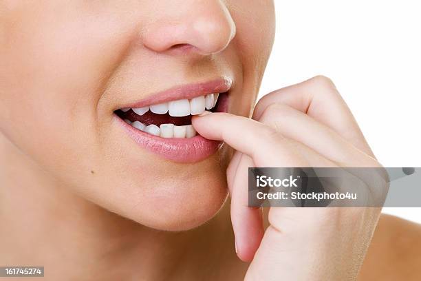 Donna Con Denti Perfetti - Fotografie stock e altre immagini di Donne - Donne, Osso mascellare, Mangiarsi le unghie