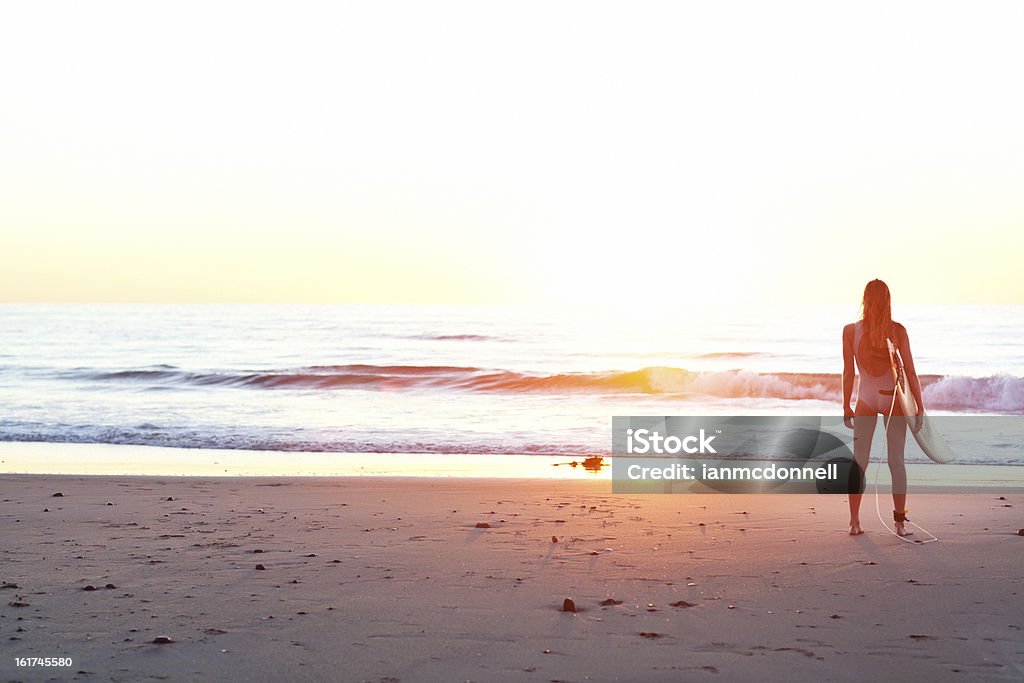 Observa las olas - Foto de stock de Mujeres libre de derechos