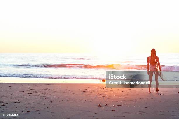 Observa Las Olas Foto de stock y más banco de imágenes de Mujeres - Mujeres, Una sola mujer, Mirar el paisaje