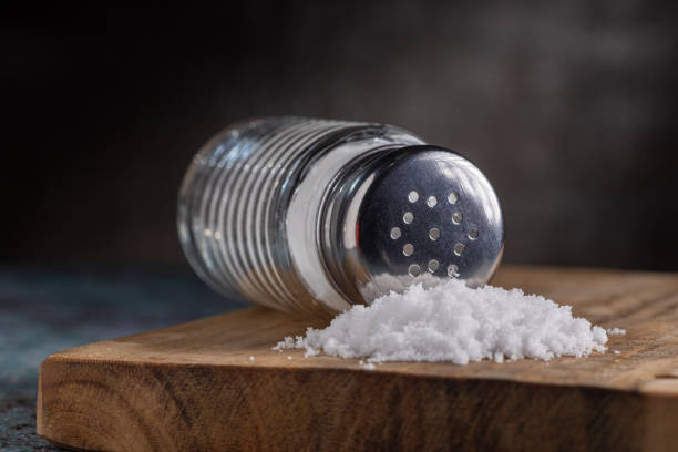 テーブルの上のガラスソルトシェーカー。 - salt shaker salt table food ストックフォトと画像