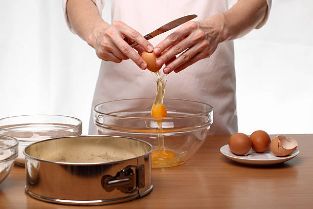 fare victoria pan di spagna. serie. - break eggs domestic kitchen breaking foto e immagini stock