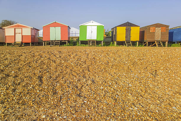 cabañas en la playa - shingle beach fotografías e imágenes de stock