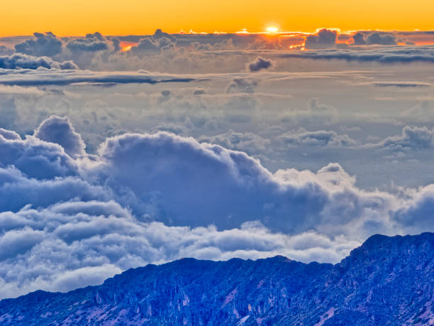 하와이 마우이 섬 - haleakala national park haleakala crater sunrise mountain 뉴스 사진 이미지