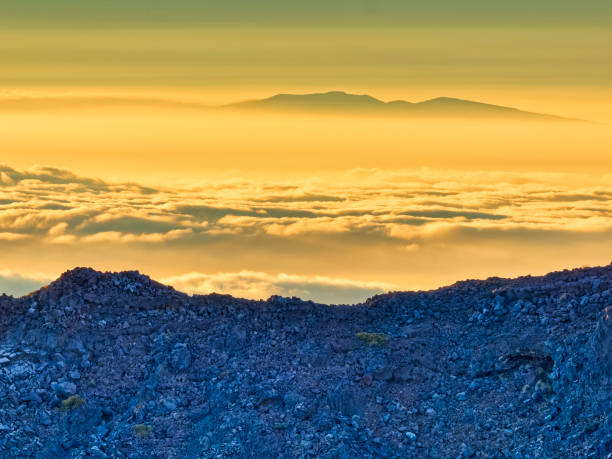 하와이 마우이 섬 - haleakala national park haleakala crater sunrise mountain 뉴스 사진 이미지