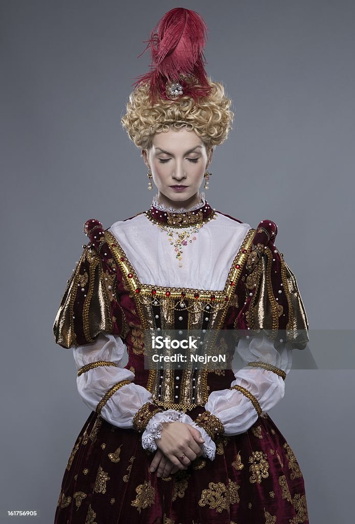 Stolz queen-Size-Bett in royal Kleid isoliert auf Grau - Lizenzfrei Königin Stock-Foto