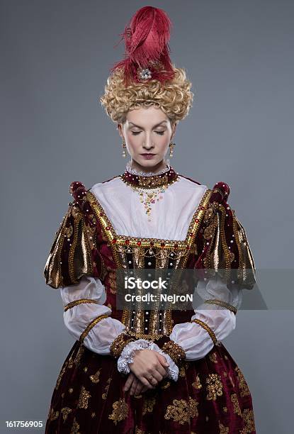 Stolz Queensizebett In Royal Kleid Isoliert Auf Grau Stockfoto und mehr Bilder von Königin