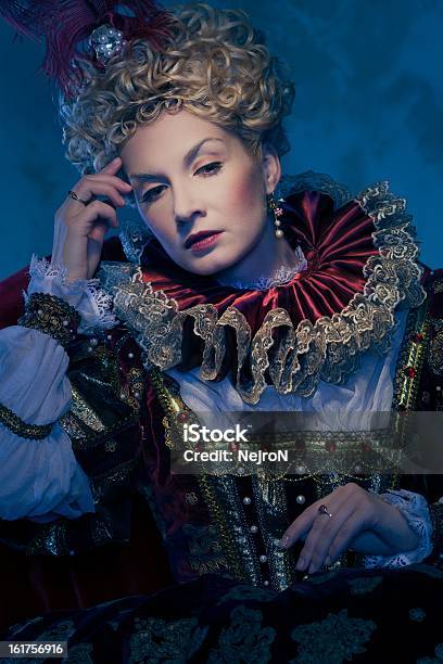 Nachdenklich In Royal Kleid Mit Queensizebett Stockfoto und mehr Bilder von Aristokratie - Aristokratie, Eleganz, Erwachsene Person
