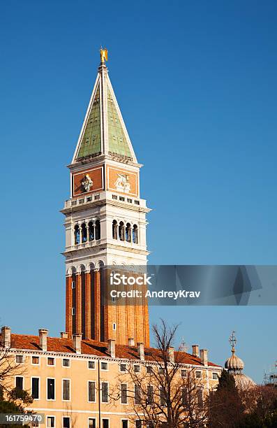 Башня Колокола На Площадь Санмарко В Венеции — стоковые фотографии и другие картинки Башня - Башня, Без людей, Венето