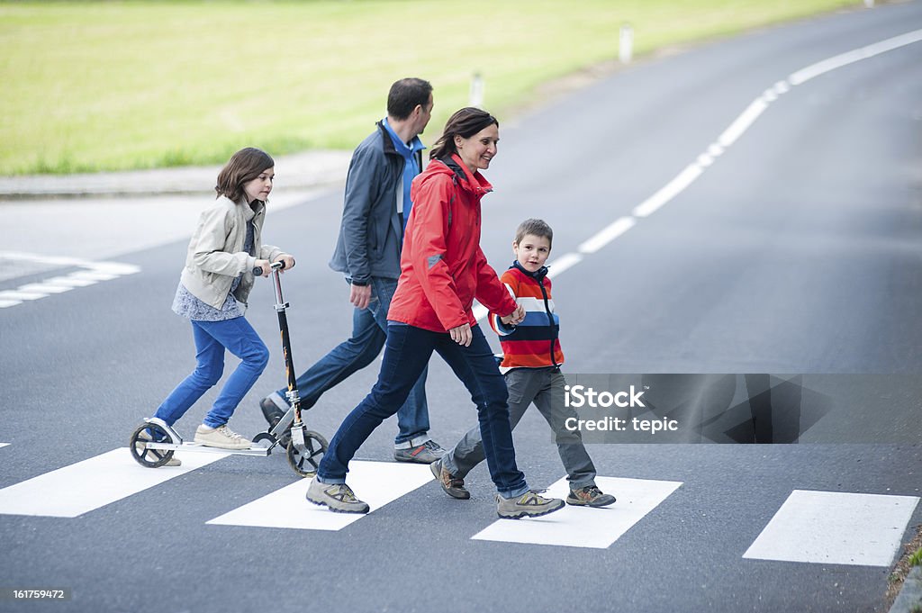 Família pé na faixa de pedestres - Foto de stock de Andar royalty-free