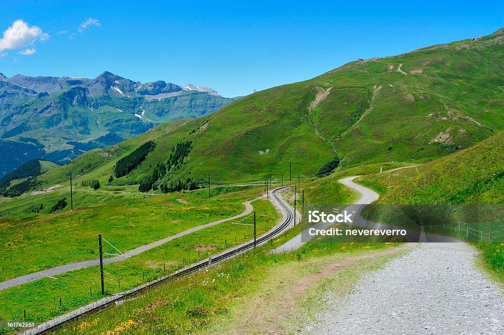 Trilhas de caminhada e pista de trem em montanhas suíças região - Foto de stock de Acima royalty-free