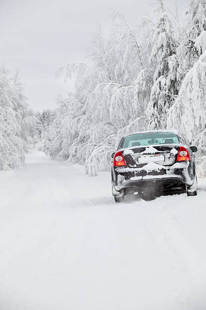 ブラックの台の上に立つ冬 road - rear view winter blizzard nordic countries ストックフォトと画像