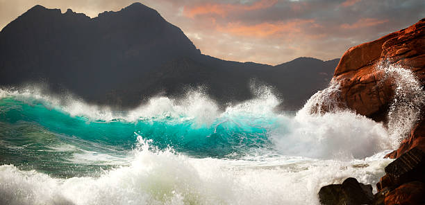 거대한 폭풍으로 서핑 - beauty in nature cloud rocky coastline rock 뉴스 사진 이미지