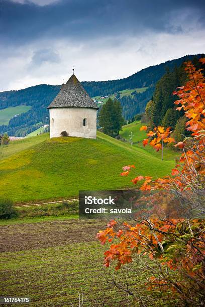 Kościół Na Wzgórzu - zdjęcia stockowe i więcej obrazów Alpy - Alpy, Bez ludzi, Bruneck