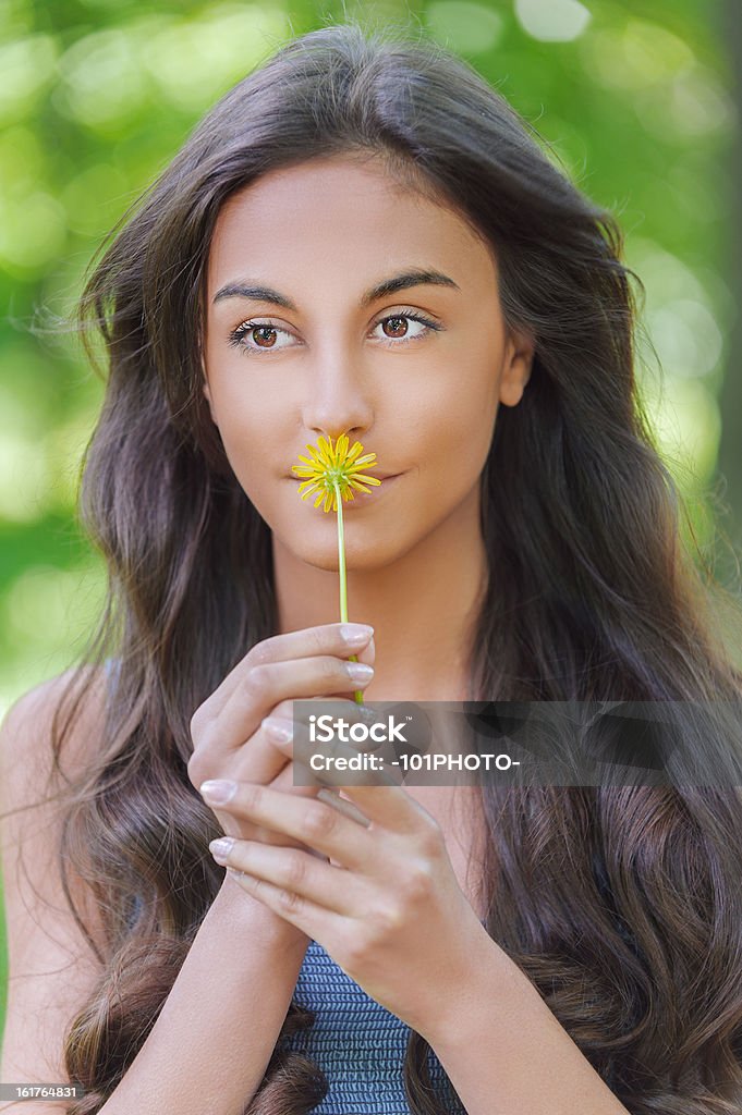 黄花の香りの若い女性 - ポジティブ感情のロイヤリティフリーストックフォト