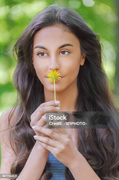 黄花の香りの若い女性 - ポジティブ感情のストックフォトや画像を多数ご用意 - ポジティブ感情, ヤングアダルト, 人物