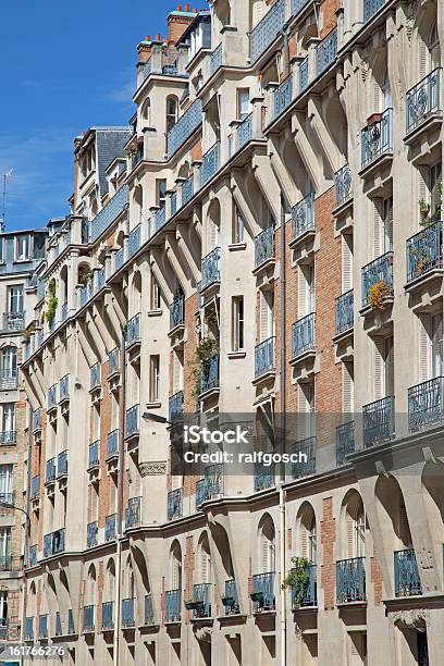 正面玄関の伝統的なアパートの建物でパリフランス - イルドフランスのストックフォトや画像を多数ご用意 - イルドフランス, パリ, フランス