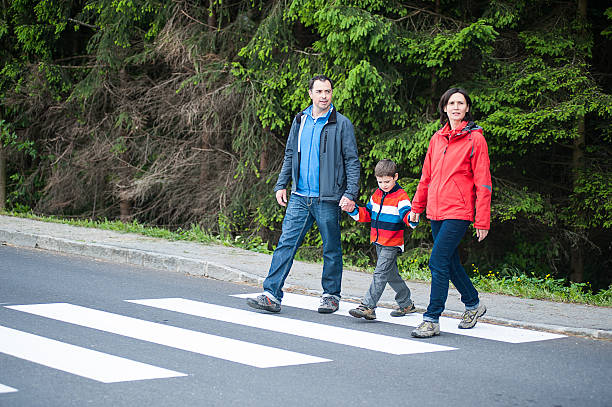 familia de cruzar la calle - familia de cruzar la calle fotografías e imágenes de stock
