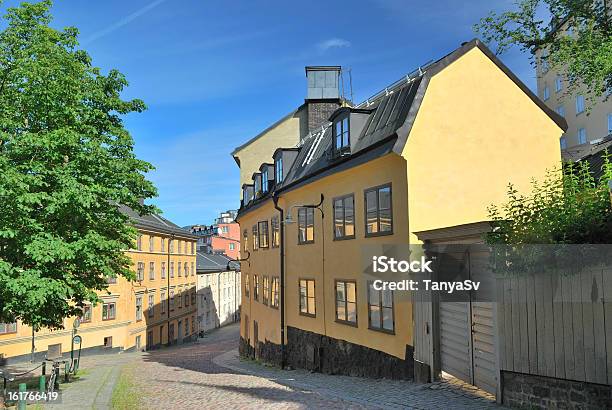 Photo libre de droit de Stockholm Rue Étroite À Sodermalm banque d'images et plus d'images libres de droit de Abrupt - Abrupt, Arbre, Architecture