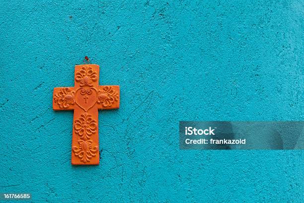 Terracota Cruce Sobre Una Pared Azul Turquesa Foto de stock y más banco de imágenes de Cruz - Objeto religioso - Cruz - Objeto religioso, Cruz - Forma, Pared