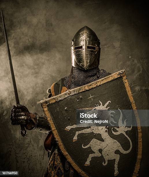 Medieval Caballero Con Espada Y Protección Contra La Pared De Piedra Foto de stock y más banco de imágenes de Caballero