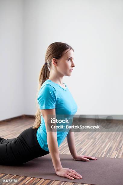 Junge Frau Übt Yoga Zu Hause Stockfoto und mehr Bilder von Aktiver Lebensstil - Aktiver Lebensstil, Boden, Dehnen