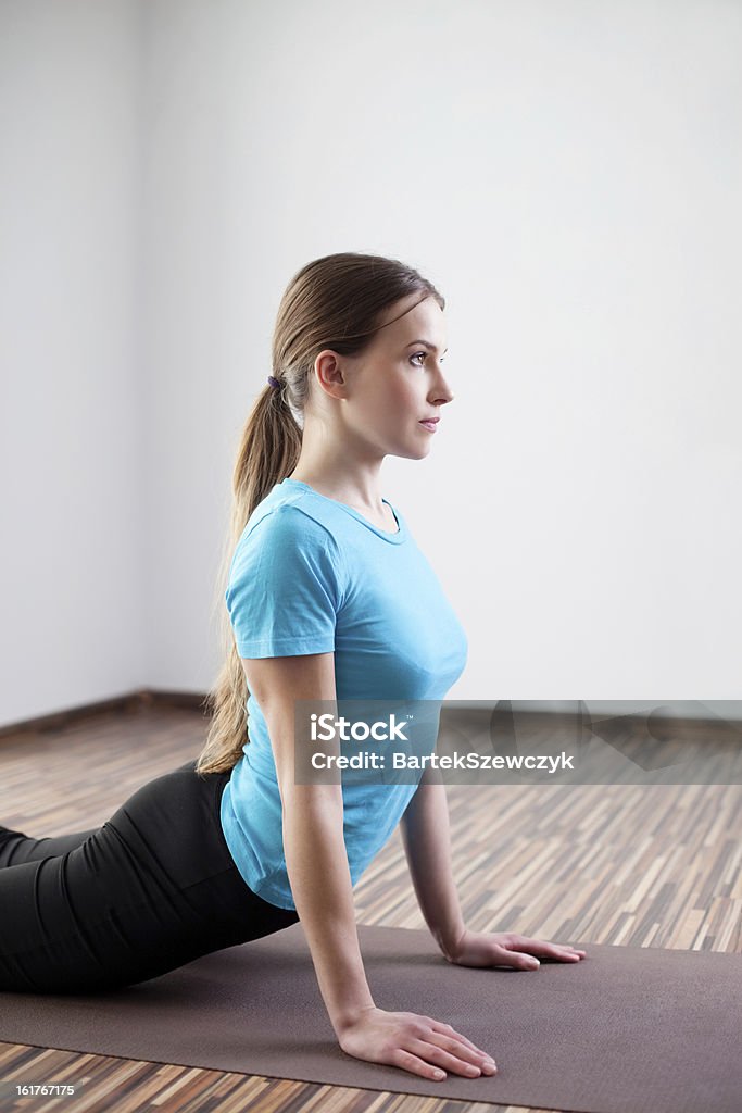 Jovem mulher praticar yoga em Casa - Royalty-free Adulto Foto de stock
