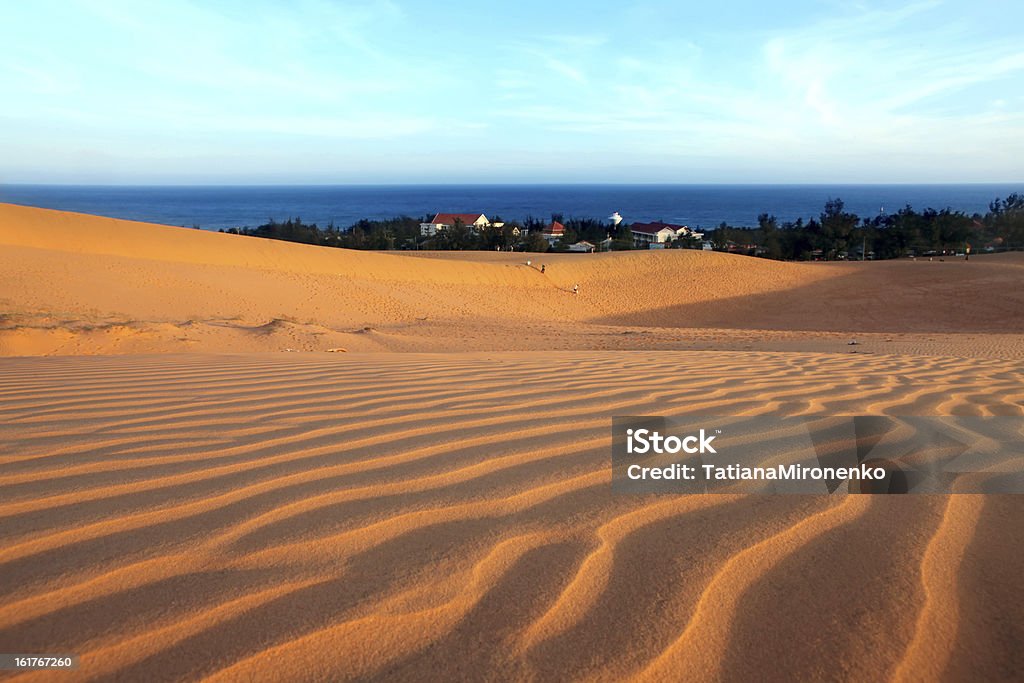 Dunas vermelho, mar e o céu. Paisagem. - Royalty-free Amarelo Foto de stock