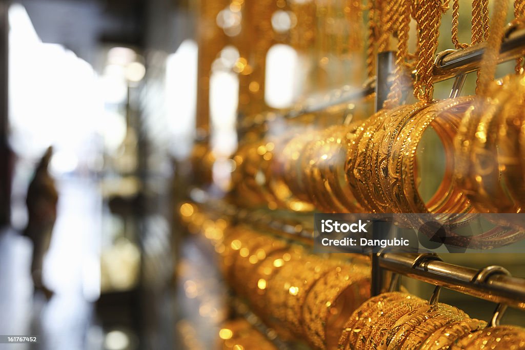 Украшения с Золотой рынок Gold Souk Дубая - Стоковые фото Золото роялти-фри