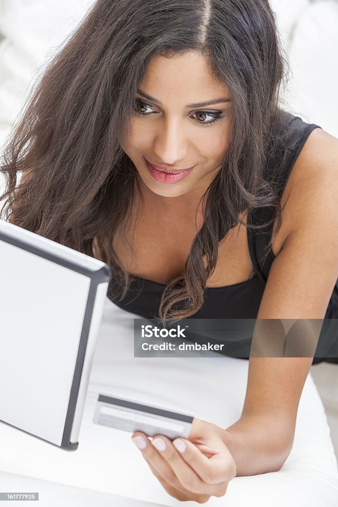Donna di Computer Tablet carta di credito per lo Shopping online - Foto stock royalty-free di Acquisti a domicilio