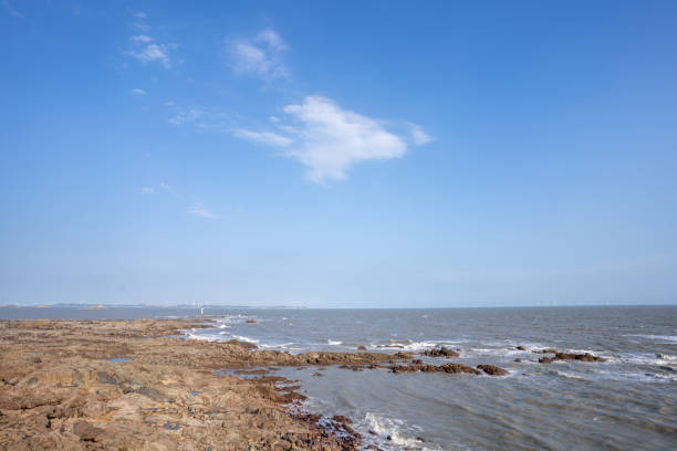 On a clear day, the reefs and waves by the seaside