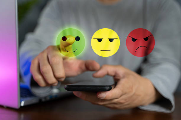 geschäftsleute drücken das smiley-emoticon auf dem virtual-reality-touchscreen, kundenservice-bewertungskonzept. überprüfen sie und setzen sie ein häkchen. - dem menschlichen gesicht ähnliches smiley symbol stock-fotos und bilder