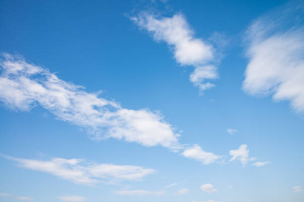 błękitne niebo na tle z białą chmurą w słoneczny dzień. - cirrostratus zdjęcia i obrazy z banku zdjęć