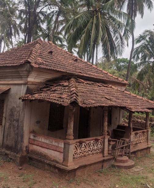 istock Abandoned Portuguese style house in Goa 1617913628