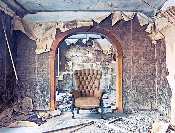 bruciate interni - burnt furniture chair old foto e immagini stock