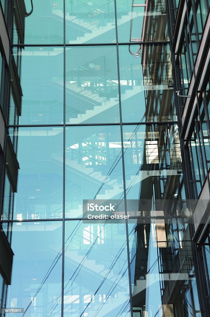 Una fachada de vidrio de edificio desde abajo - Foto de stock de Cielo libre de derechos