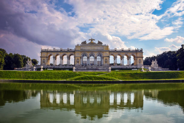 reflexos da gloriette - jardins do palácio de schonbrunn, viena - large vienna austria blue - fotografias e filmes do acervo